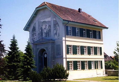 1846’da yeniden yapılan ve 1906’da üst katları eklenen Birr’deki okul binasının duvarına yapılan anıt mezar